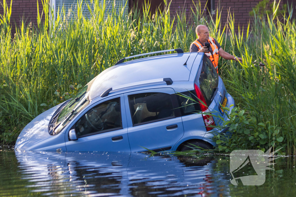 Moeder en kind belanden in het water