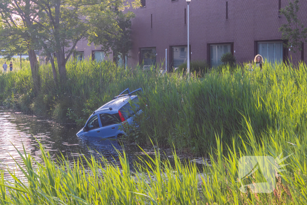Moeder en kind belanden in het water