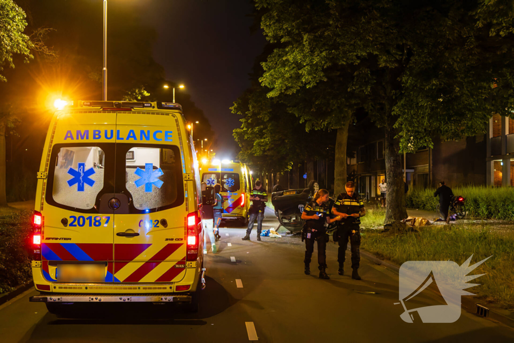 Automobilist verliest macht over stuur en auto slaat over de kop