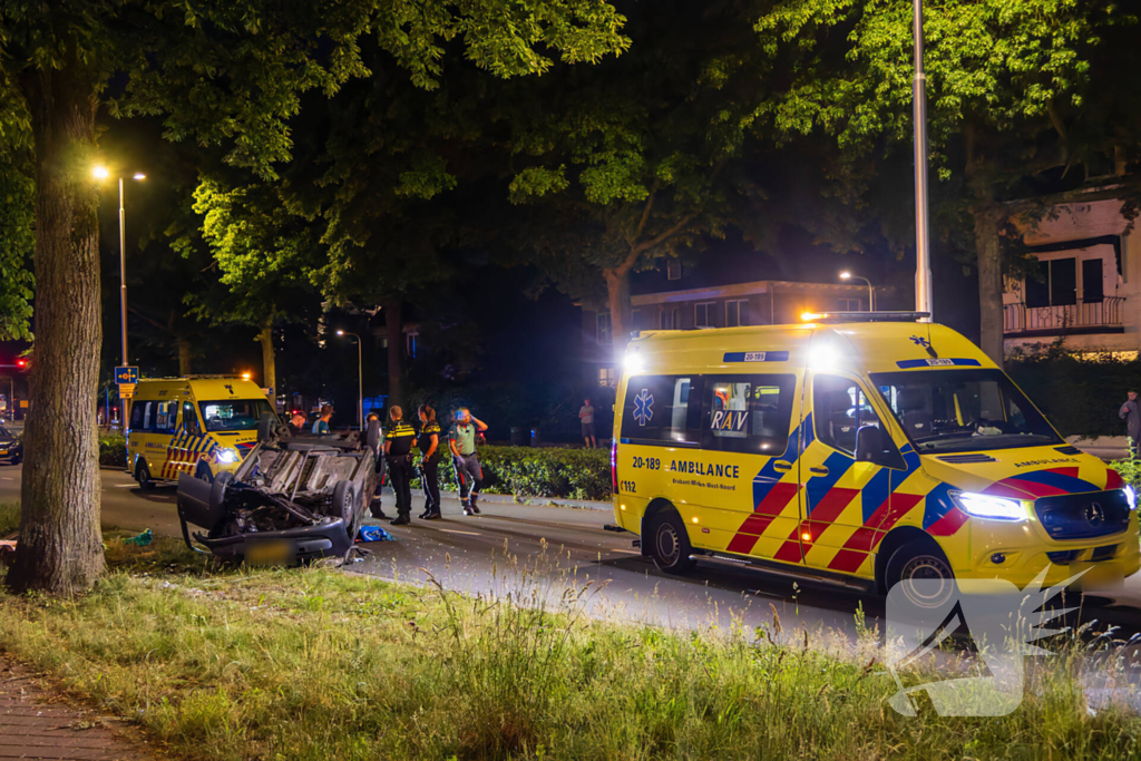 Automobilist verliest macht over stuur en auto slaat over de kop