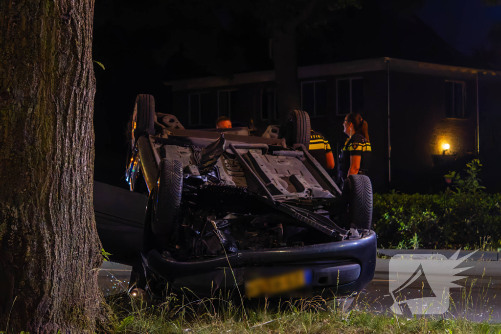 Automobilist verliest macht over stuur en auto slaat over de kop