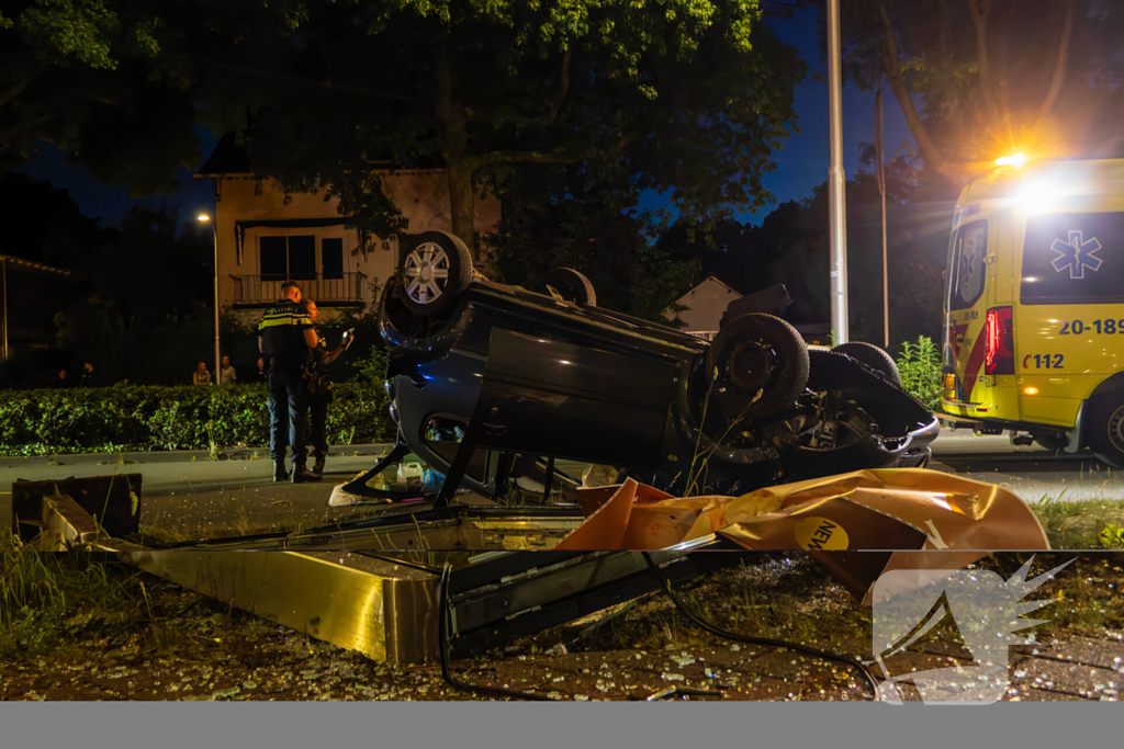 Automobilist verliest macht over stuur en auto slaat over de kop