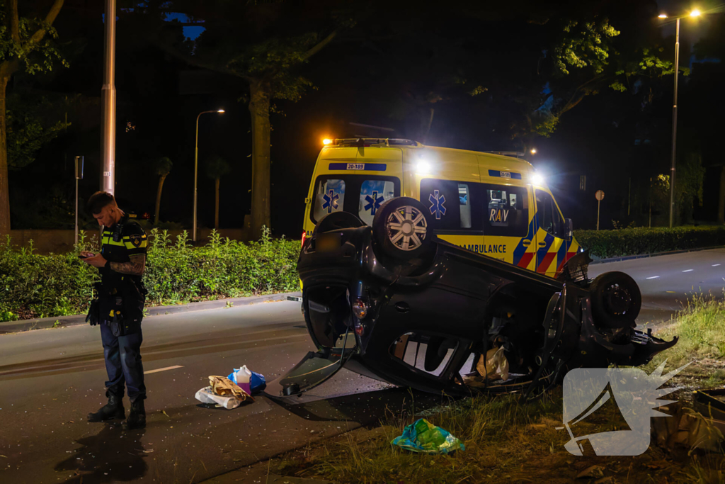 Automobilist verliest macht over stuur en auto slaat over de kop