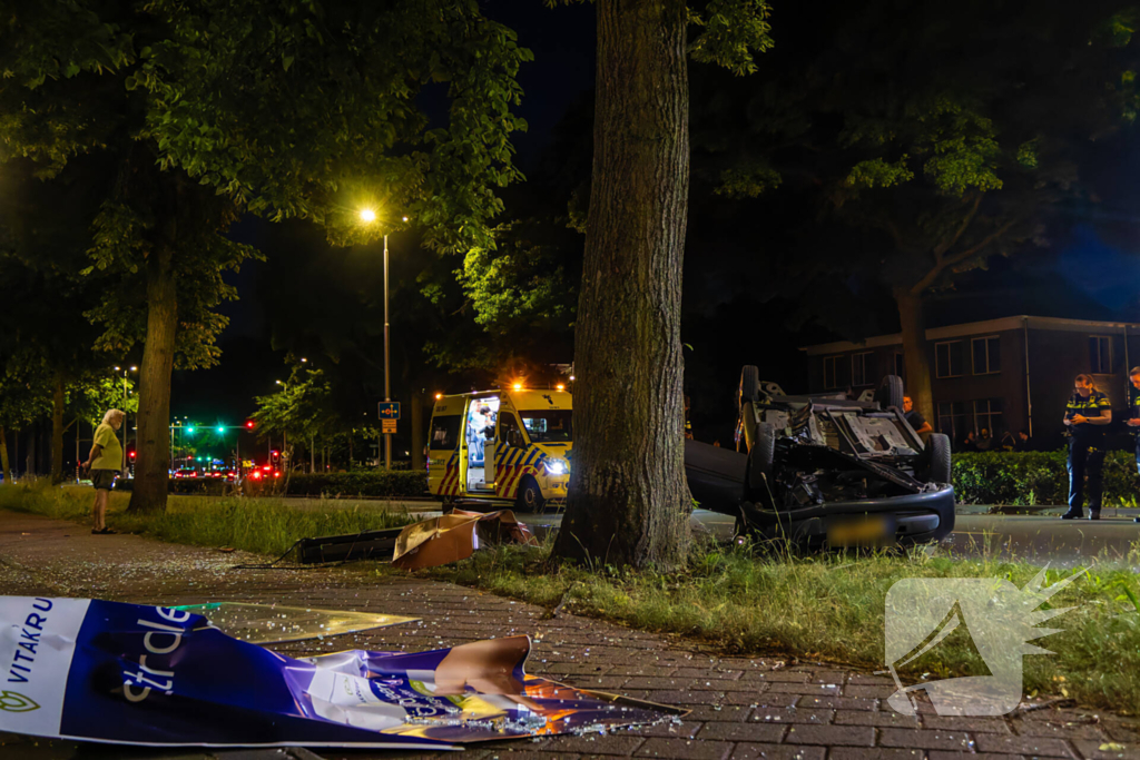 Automobilist verliest macht over stuur en auto slaat over de kop