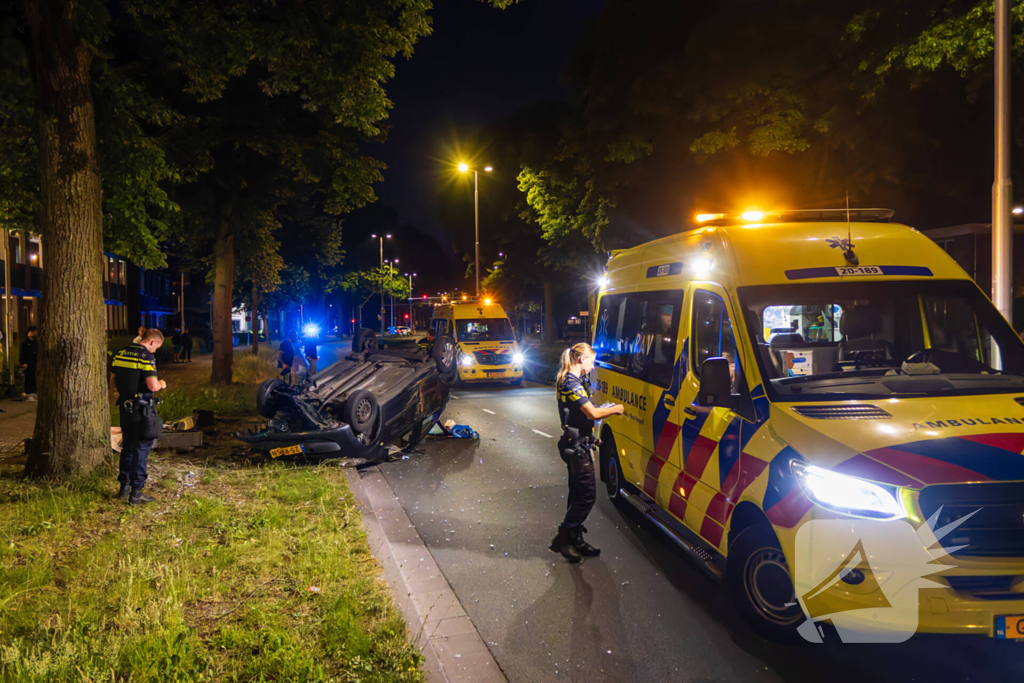 Automobilist verliest macht over stuur en auto slaat over de kop