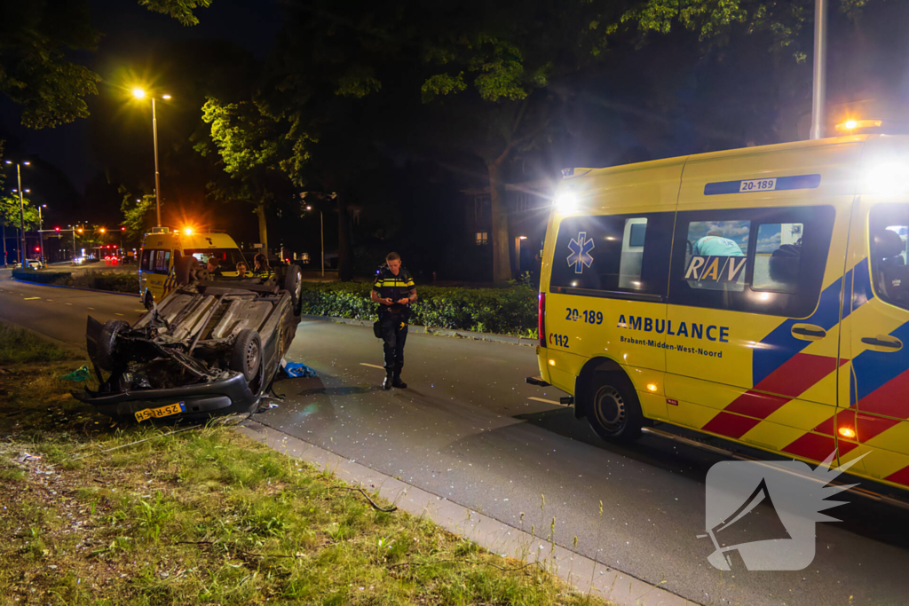 Automobilist verliest macht over stuur en auto slaat over de kop
