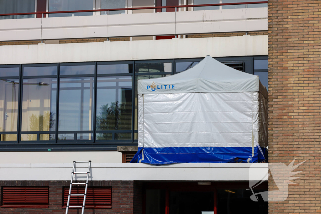 Politie plaatst tent bij gevonden lichaam