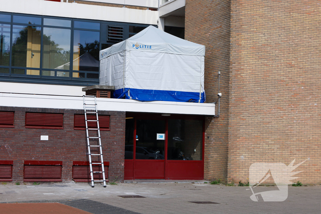 Politie plaatst tent bij gevonden lichaam
