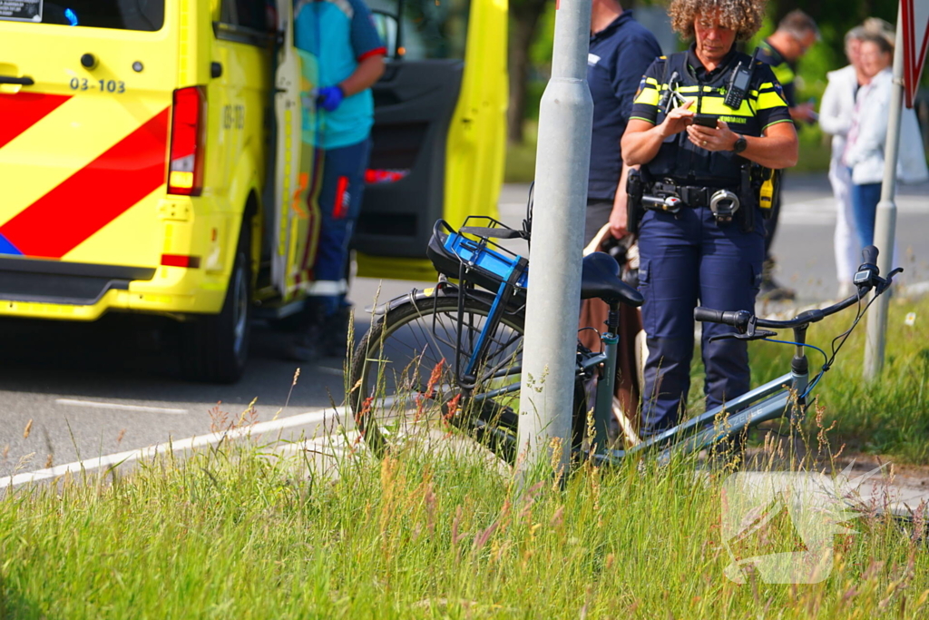 Fietsster in botsing met auto naar ziekenhuis vervoerd