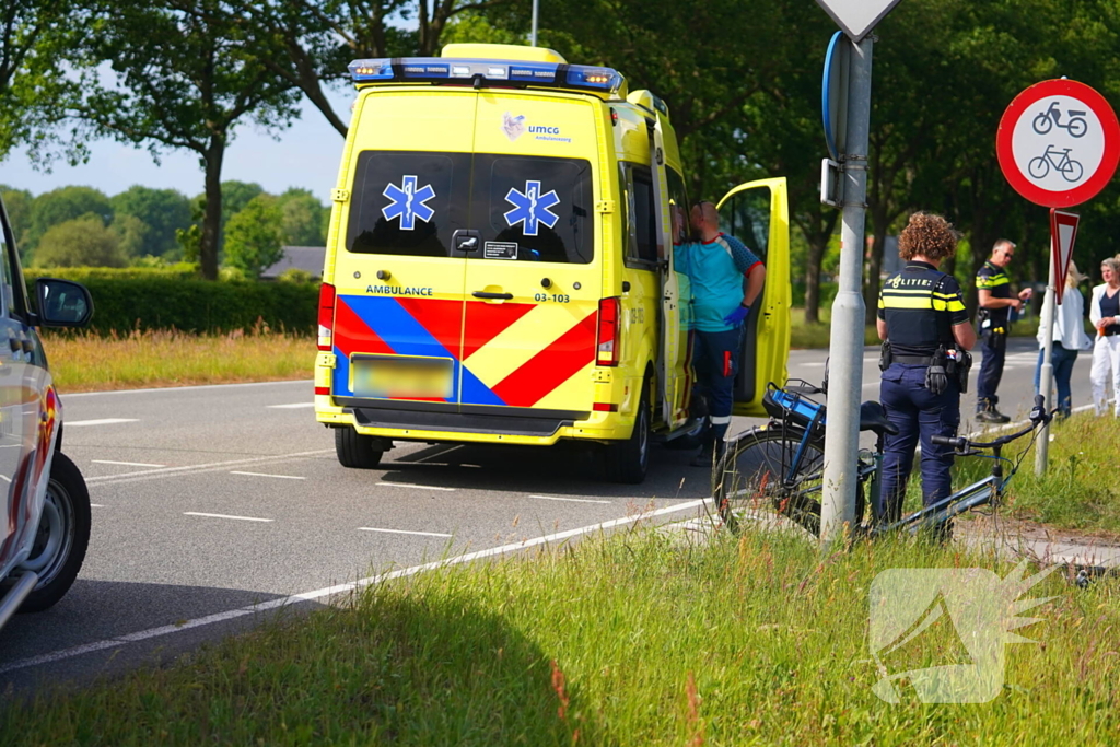Fietsster in botsing met auto naar ziekenhuis vervoerd