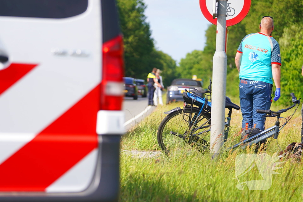 Fietsster in botsing met auto naar ziekenhuis vervoerd