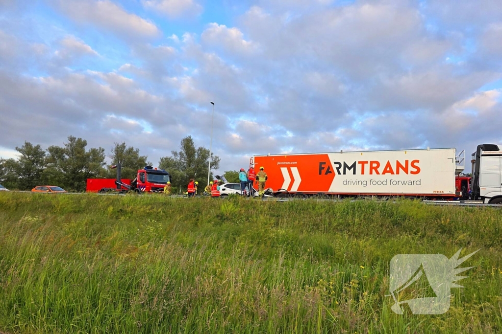 Auto boort zich onder vrachtwagentrailer