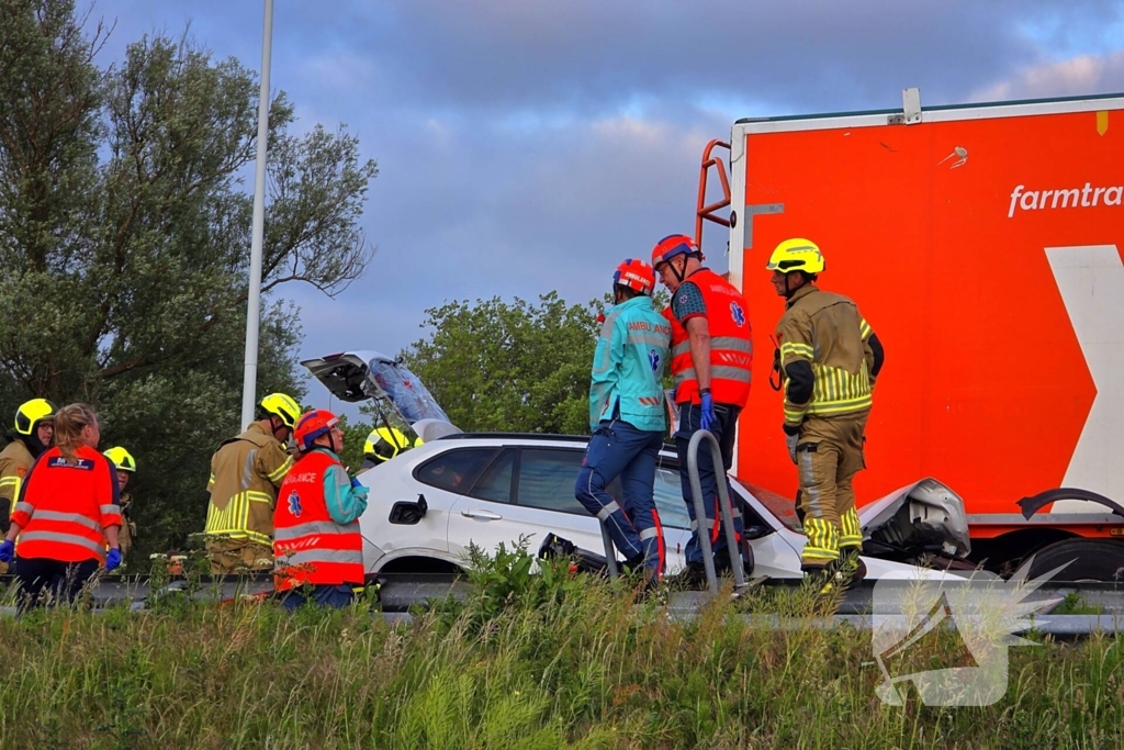 Auto boort zich onder vrachtwagentrailer
