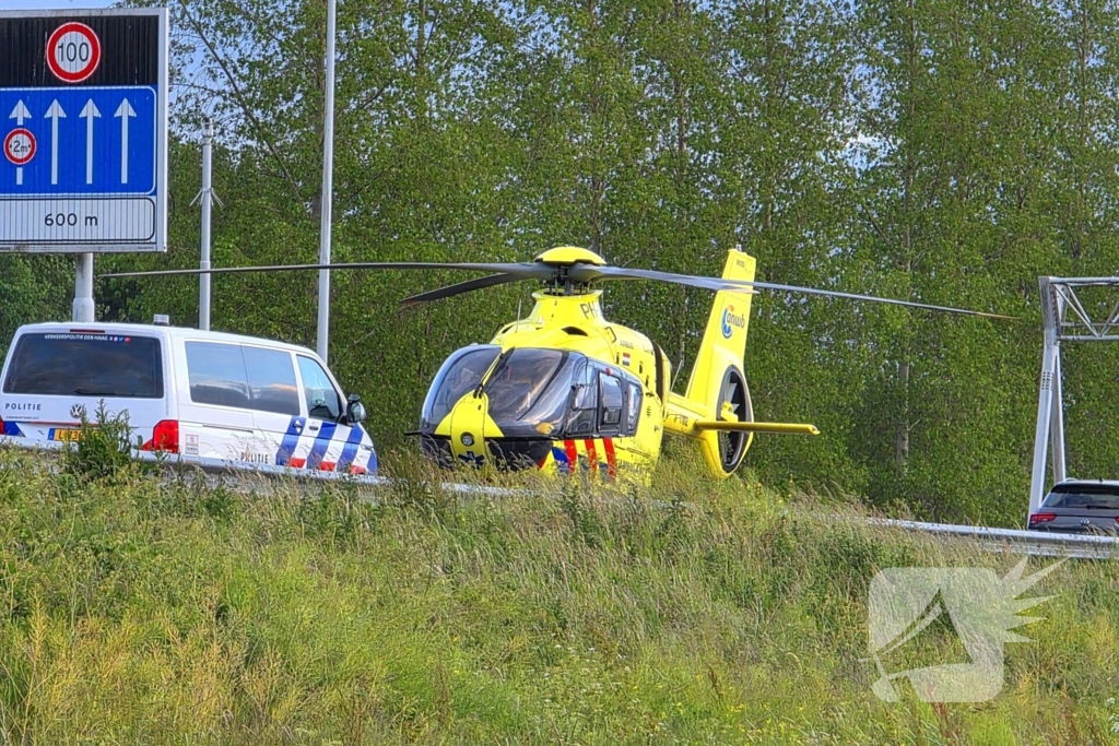 Auto boort zich onder vrachtwagentrailer