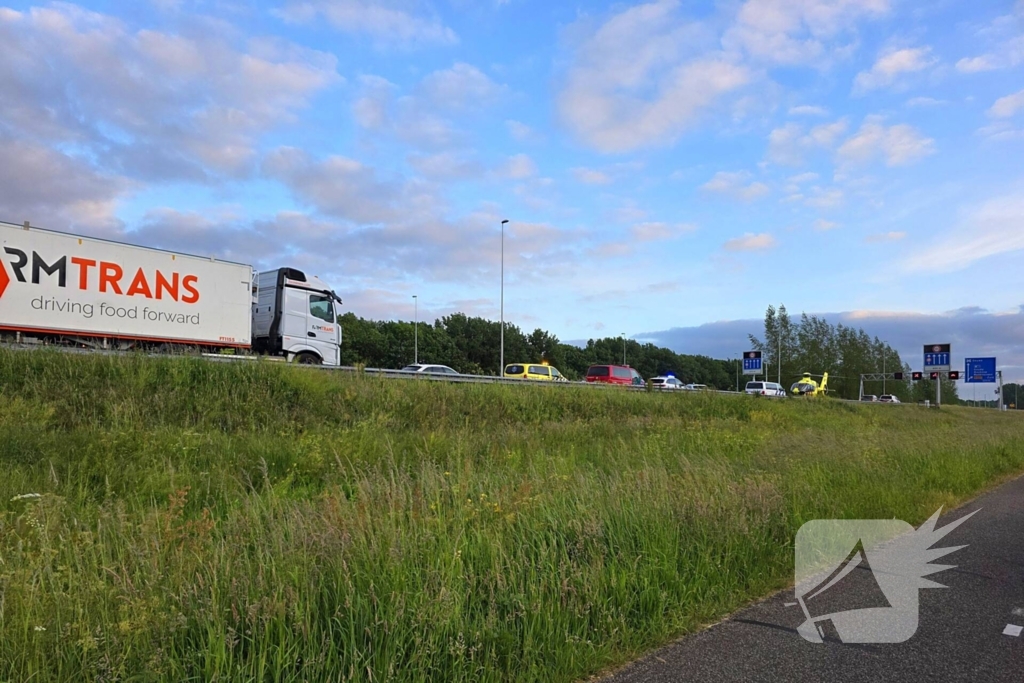 Auto boort zich onder vrachtwagentrailer