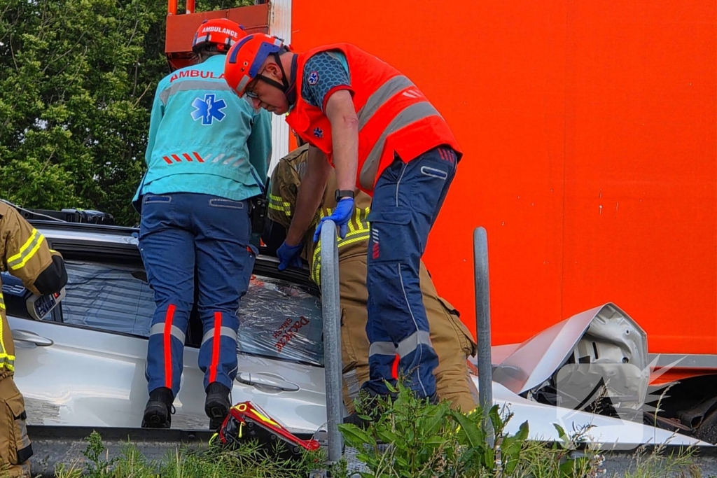 Auto boort zich onder vrachtwagentrailer