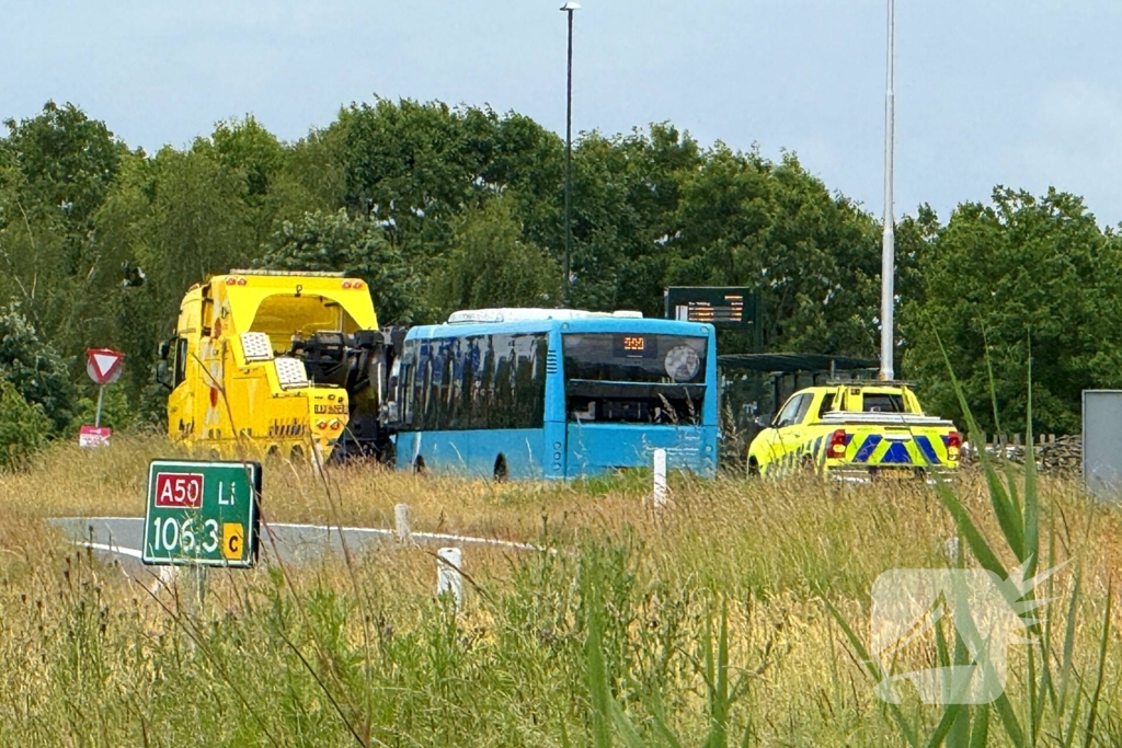 Lijnbus stilgevallen op snelweg