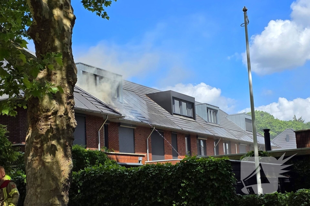 Uitslaande brand op dak woning