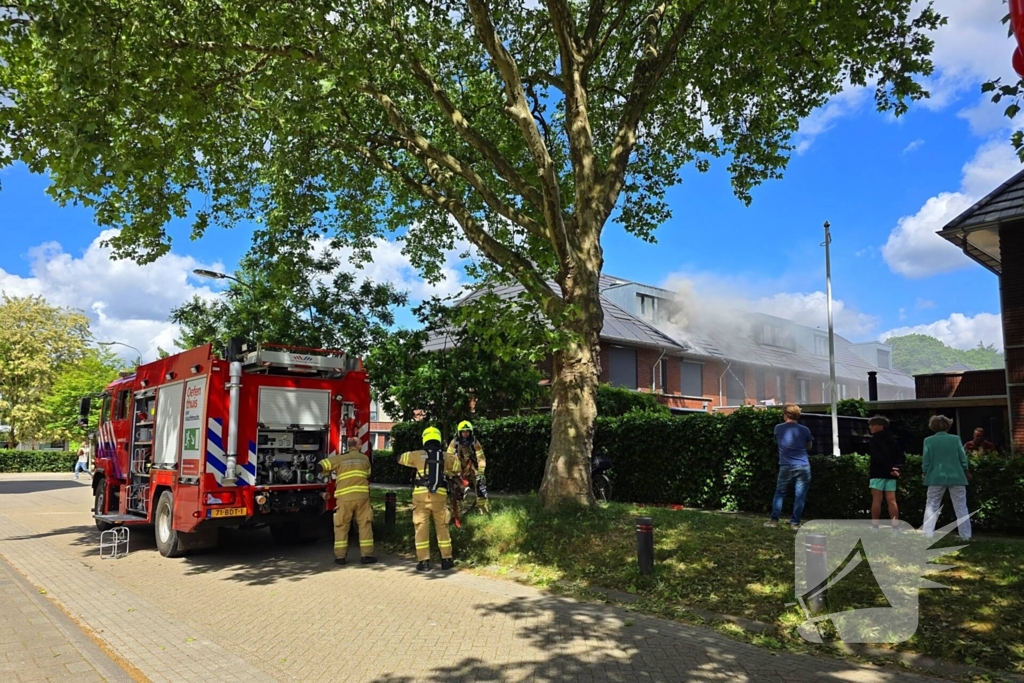 Uitslaande brand op dak woning