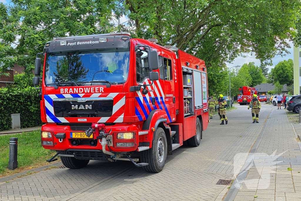 Uitslaande brand op dak woning
