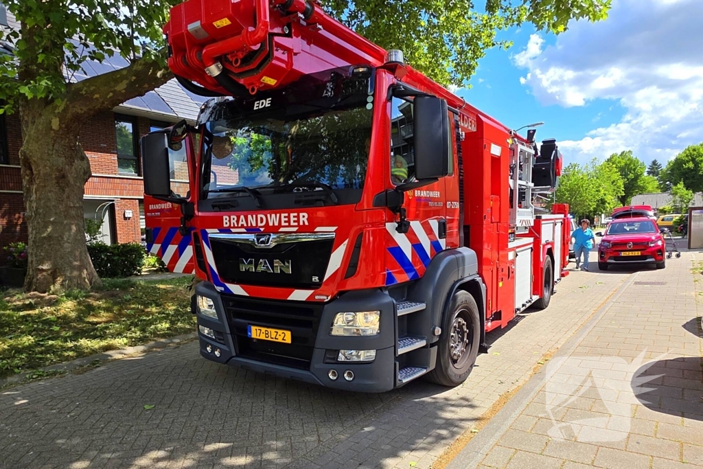 Uitslaande brand op dak woning