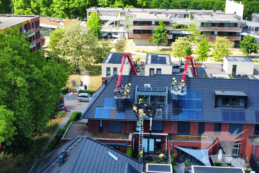 Uitslaande brand op dak woning