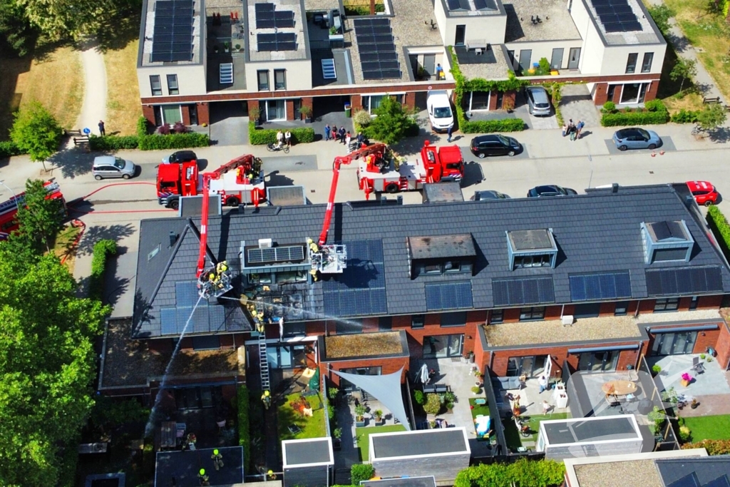Uitslaande brand op dak woning