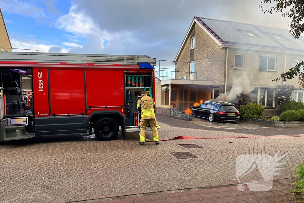 Auto in vlammen op oprit