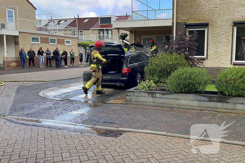 Auto in vlammen op oprit
