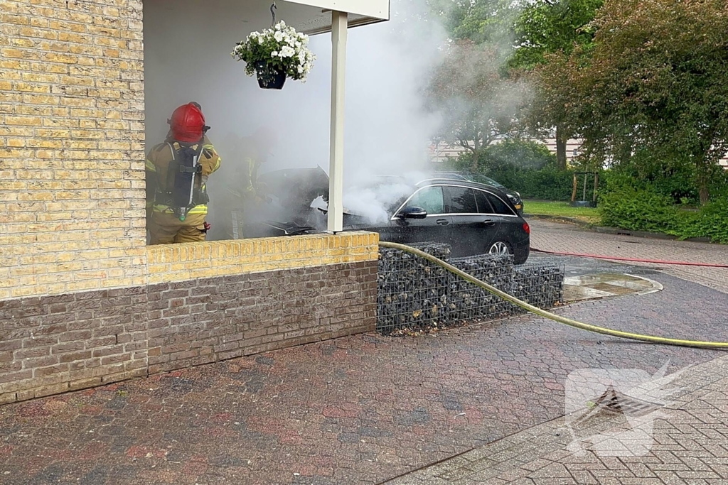 Auto in vlammen op oprit