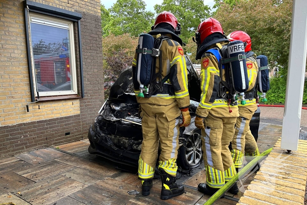 Auto in vlammen op oprit