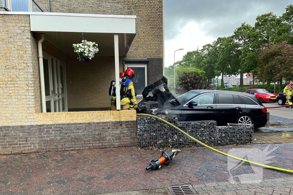 Auto in vlammen op oprit