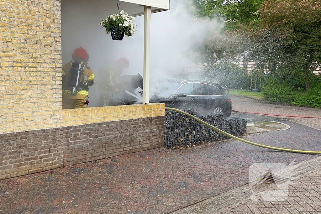 Auto in vlammen op oprit