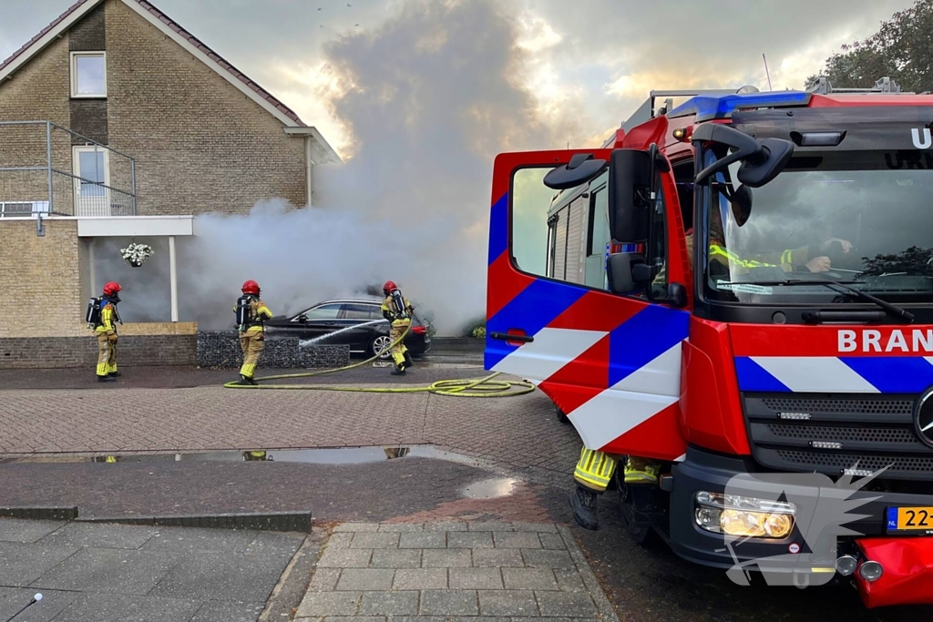 Auto in vlammen op oprit