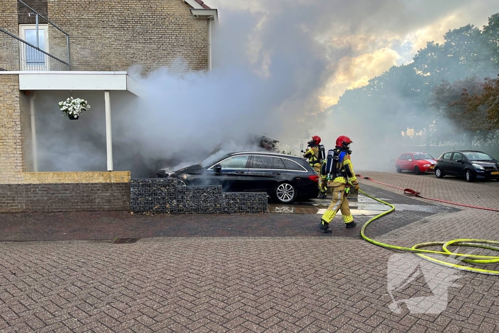 Auto in vlammen op oprit