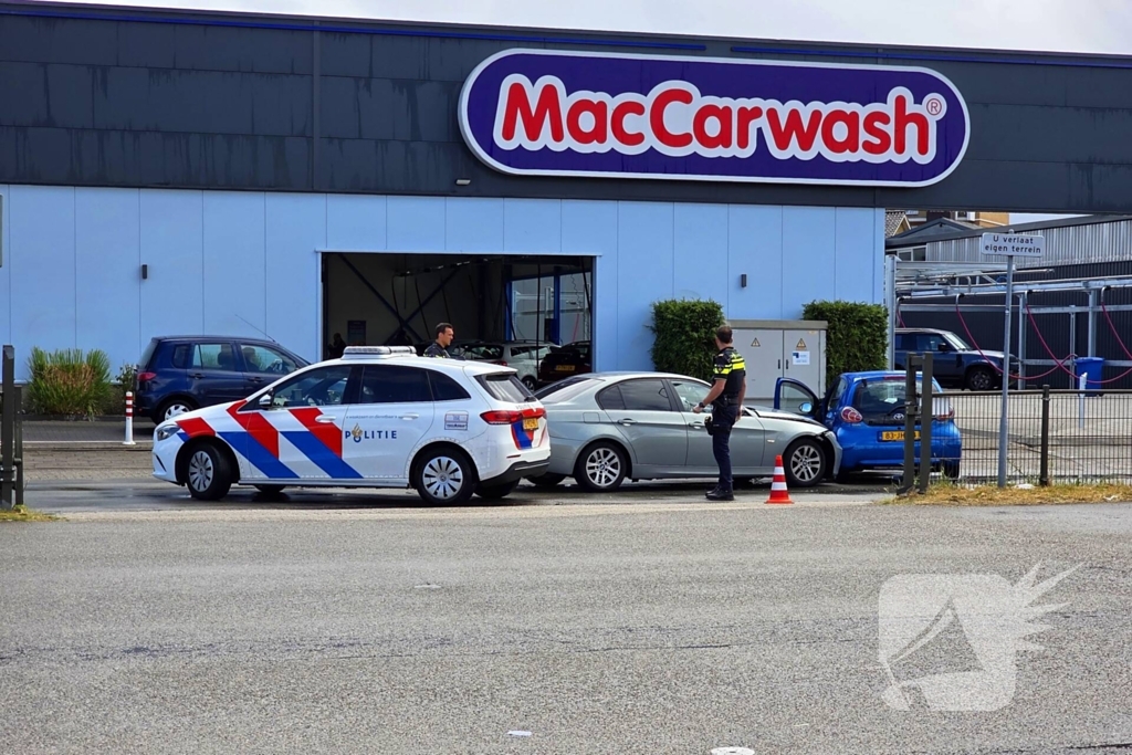 Veel schade bij aanrijding tussen twee voertuigen