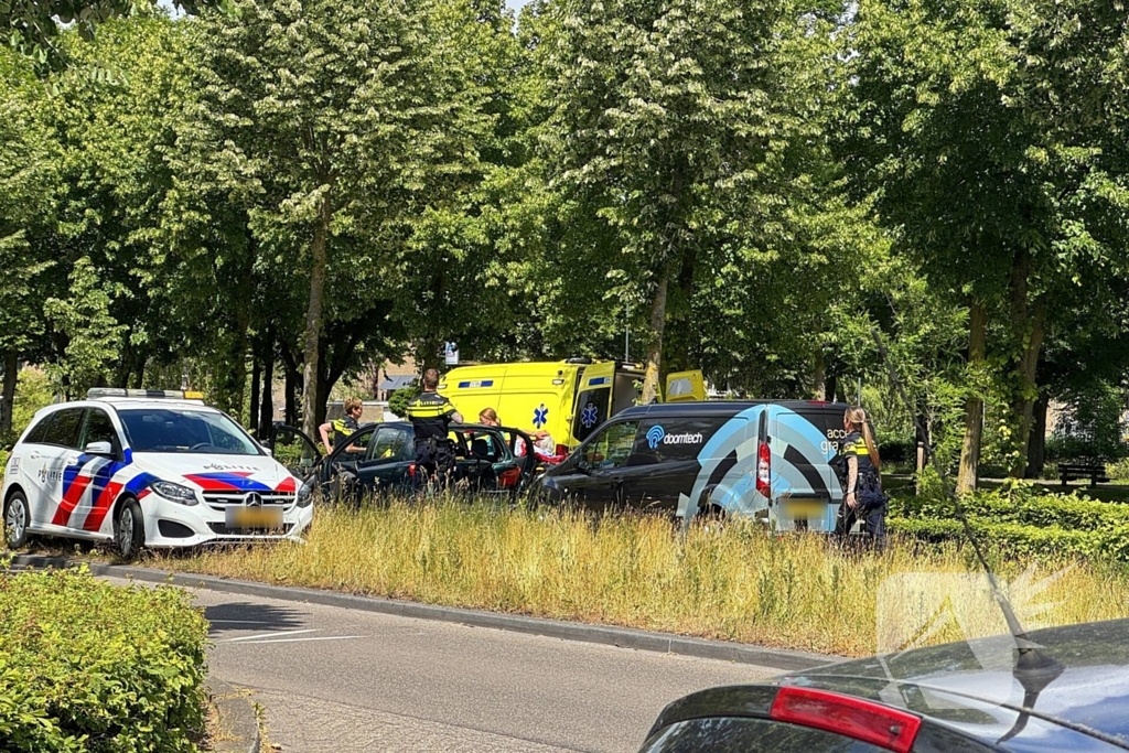 Botsing tussen bestelbus en personenwagen