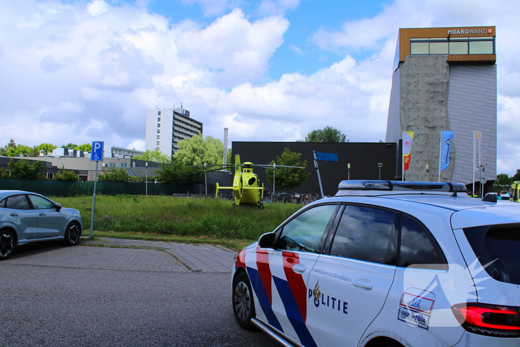 Traumahelikopter landt voor medische noodsituatie