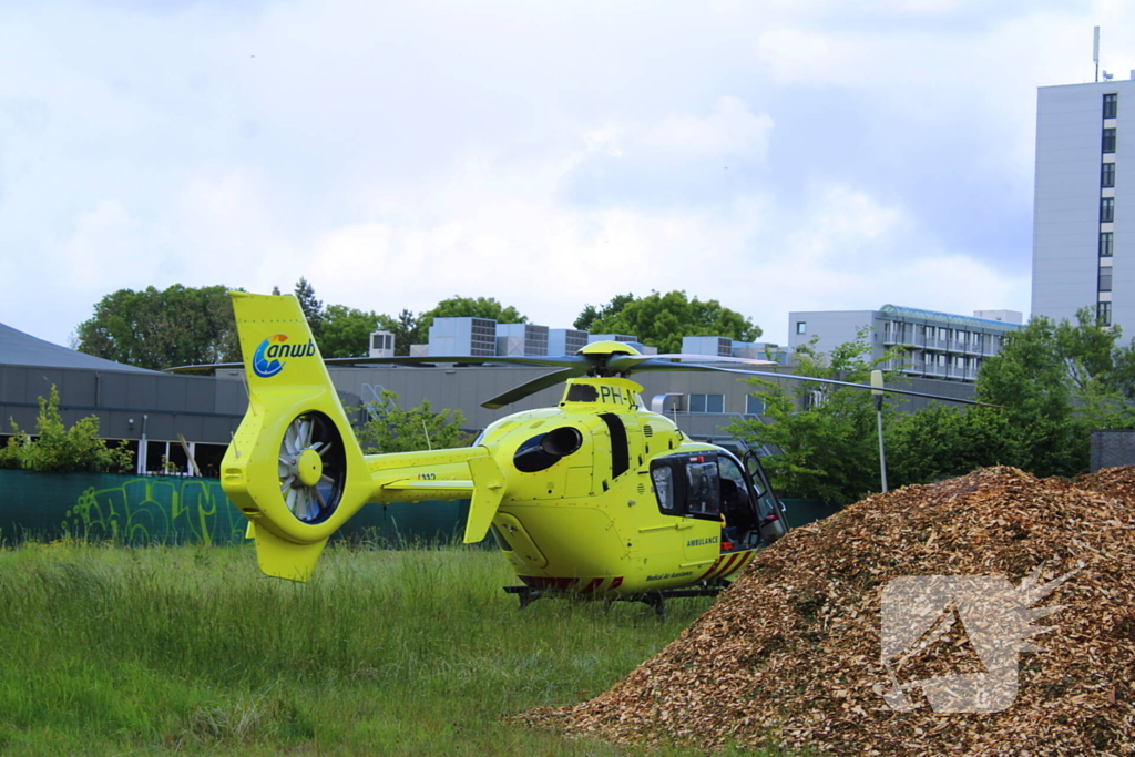 Traumahelikopter landt voor medische noodsituatie
