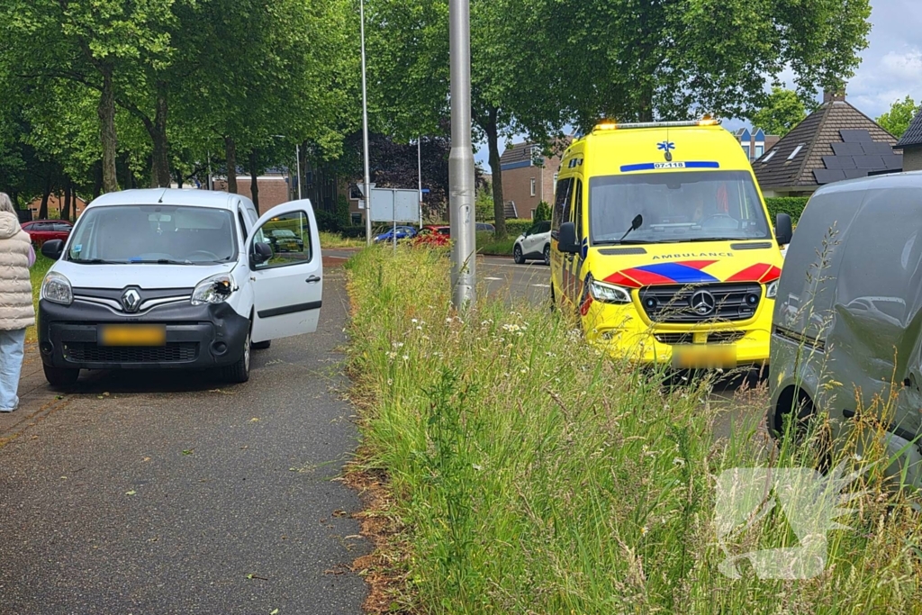 Ongeluk met twee voertuigen leidt tot schade