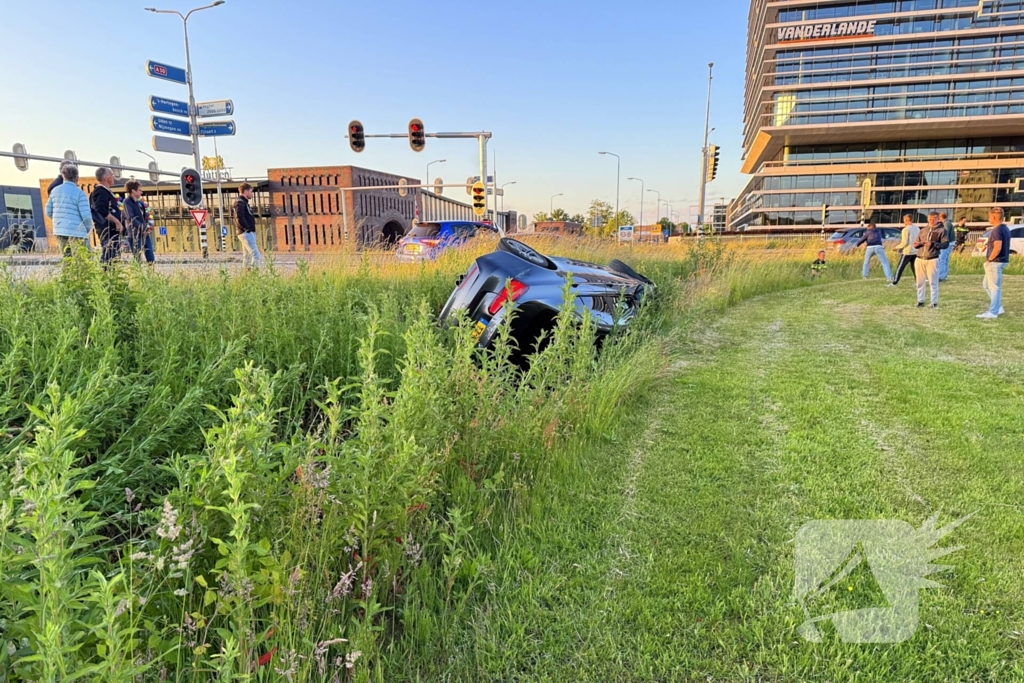 Auto belandt in sloot, bestuurder aangehouden