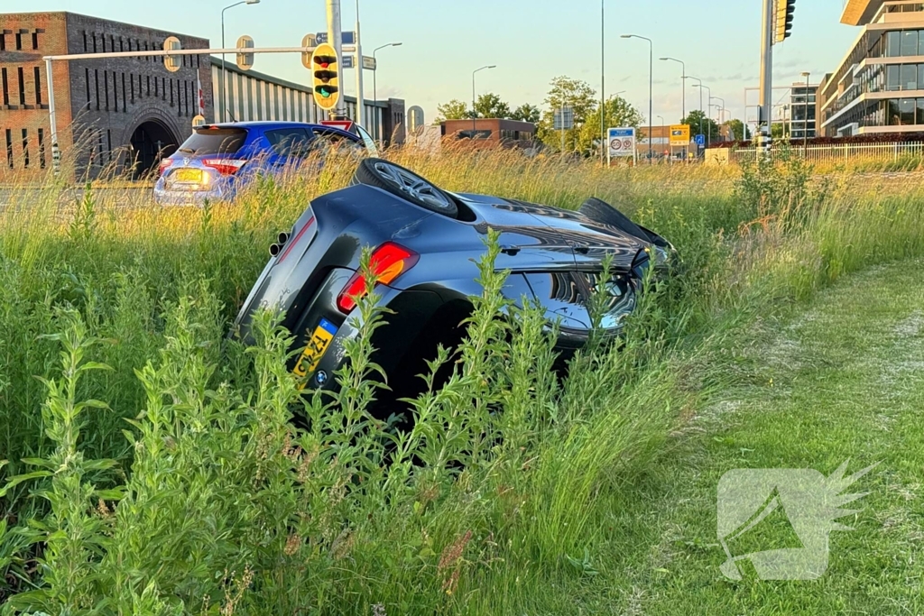 Auto belandt in sloot, bestuurder aangehouden