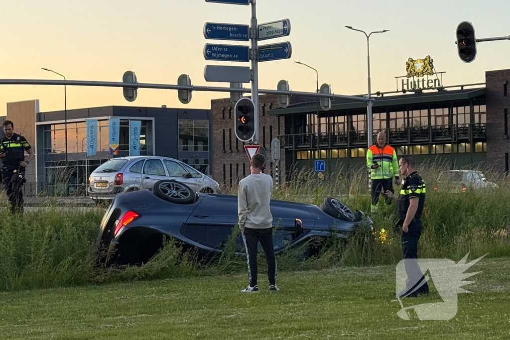 Auto belandt in sloot, bestuurder aangehouden