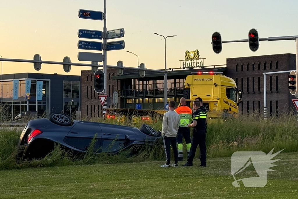 Auto belandt in sloot, bestuurder aangehouden