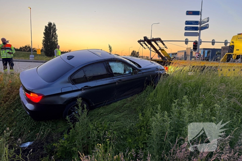 Auto belandt in sloot, bestuurder aangehouden