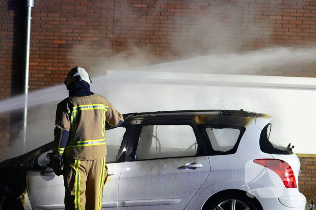 Auto volledig verwoest door brand