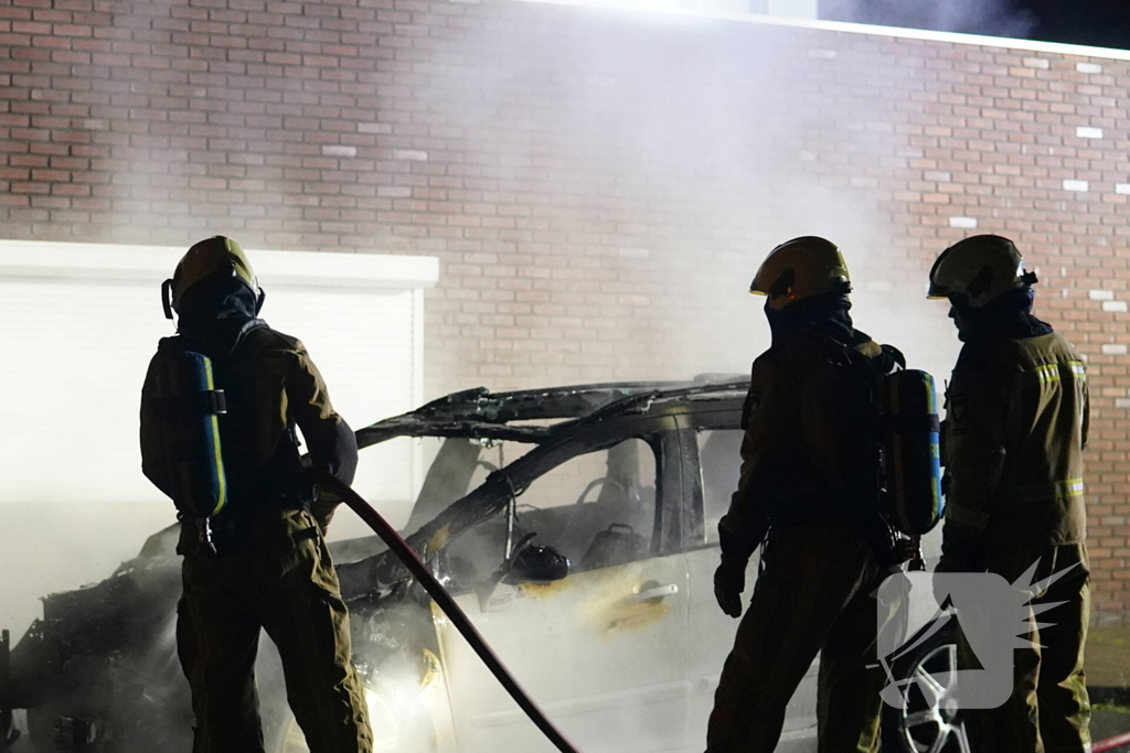 Auto volledig verwoest door brand