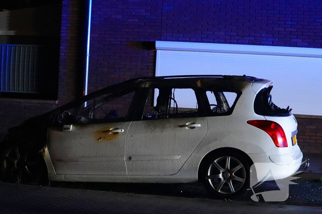 Auto volledig verwoest door brand