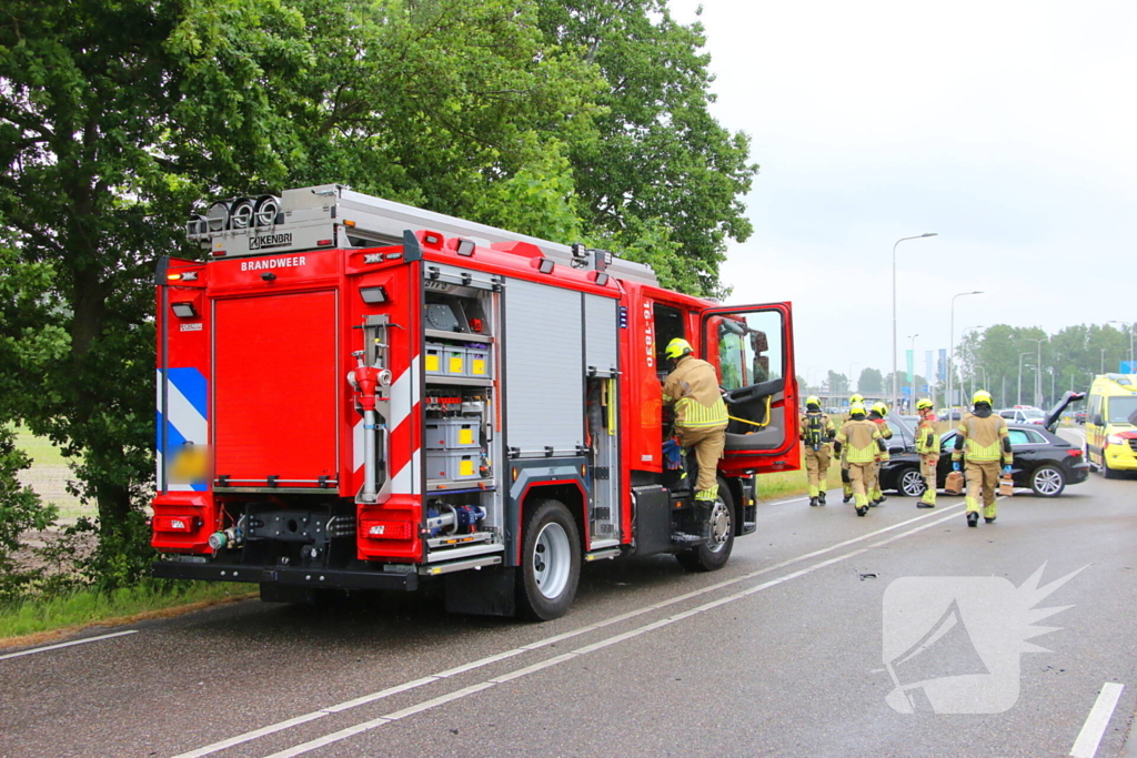 Auto's botsen en raken van de weg