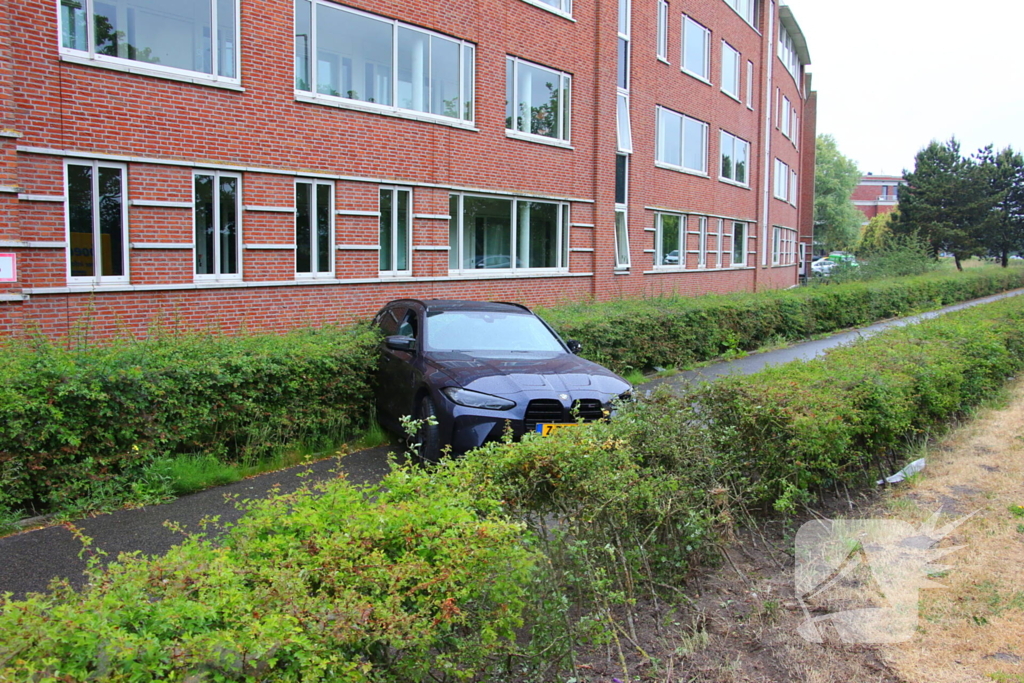 Auto's botsen en raken van de weg